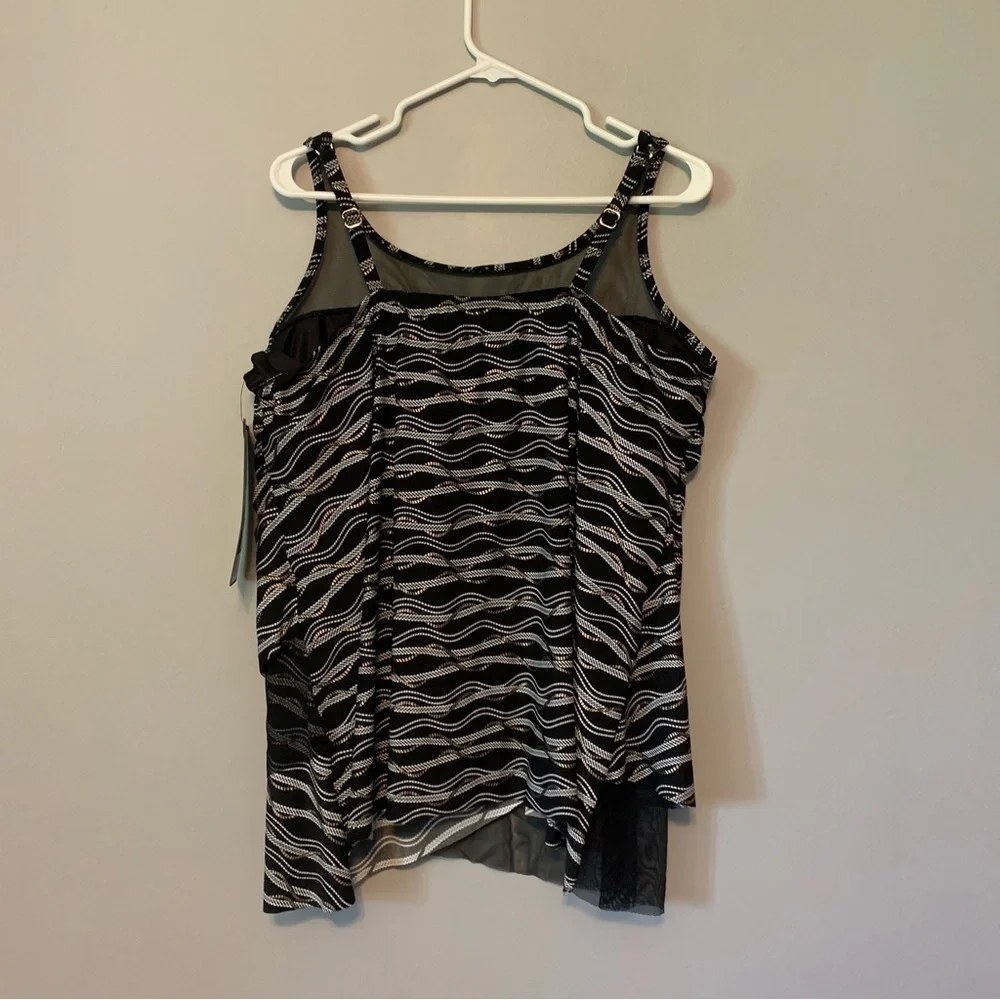 NWT. MIRACLESUIT Linked In Mirage Tankini Swim Top